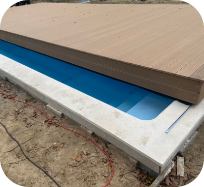 Eine Poolabdeckung ist halb auf dem Pool gelegt