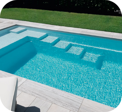 Große Pooltreppen die in den Pool ragen